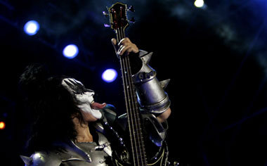 Wo sind die richtigen Musiker? Gene Simmons am Baß Wo sind die richtigen Musiker? Gene Simmons am Baß