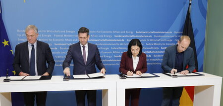 Wirtschaftsministerin Katherina Reiche (2. v. r.) strebt den sch... Wirtschaftsministerin Katherina Reiche (2. v. r.) strebt den sch...