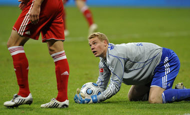 Hat S04-Torwart Manuel Neuer soeben eine Spardose entdeckt? Hat S04-Torwart Manuel Neuer soeben eine Spardose entdeckt?