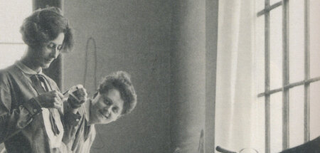 Milena Jesenská (r.) gemeinsam mit Staša Jílovská bei der Arbeit...