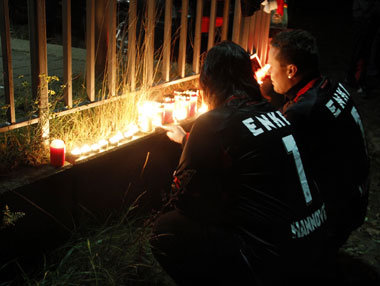 Trauernde 96-Fans. Im Verein überlegt man, im Gedenken an Robert...
