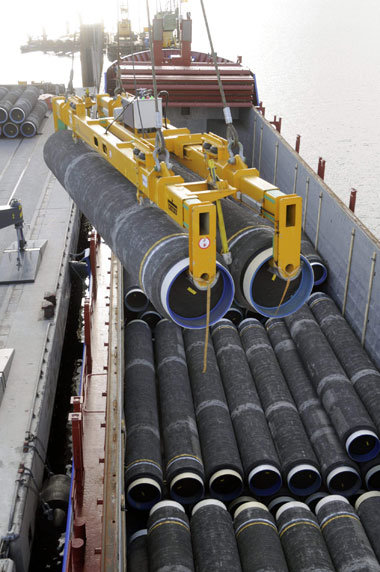 Startvorbereitungen: Rohre für die Pipeline werden vom Ostseehaf...