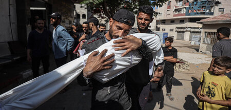 Auch auf der Suche nach Lebensmitteln im von Israel ausgehungert...