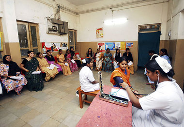 Patientinnen in einer Frauenklinik im indischen Hyderabad, März ...