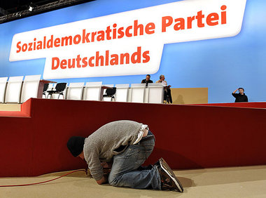 Parteitagsvorbereitung in Dresden: Ist alles festgetackert, muß ...