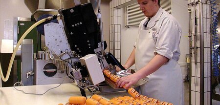 Der Automat gibt den Takt vor. Wurstherstellung mit dem Doppel-C... Der Automat gibt den Takt vor. Wurstherstellung mit dem Doppel-C...