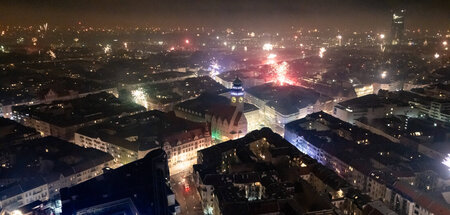 In der Silvesternacht wird Neukölln von Feuerwerk und Blaulicht ...