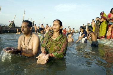 Beten in den Fluten des Ganges: Die Männer entledigen sich bis a...