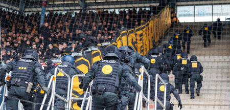 Übelste Bambule: Rostock vs. Dresden vs. Polizei (Rostock, 22.2....