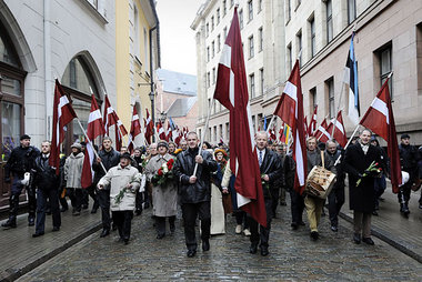 Ehre der faschistischen Waffen-SS – Letten marschieren zum »Frei...