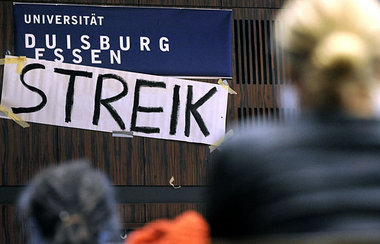 Etwa 200 Studierende besetzten am Freitag das Audimax der Uni Du...