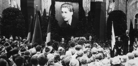 Der KPD-Vorsitzende Max Reimann (r.) spricht auf der Trauerfeier...