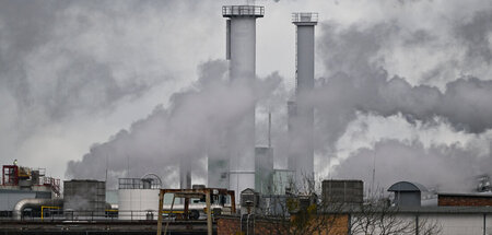 Schlote in der Papierfabrik: Immerhin, es werden noch Bögen für ... Schlote in der Papierfabrik: Immerhin, es werden noch Bögen für ...