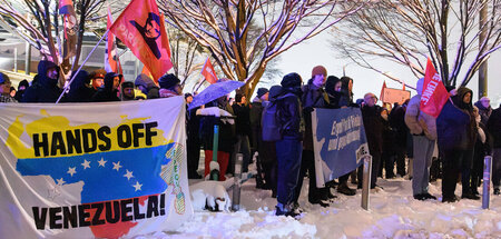 Für manche ist die Lage klar: »Hände weg von Venezuela«, fordern... Für manche ist die Lage klar: »Hände weg von Venezuela«, fordern...