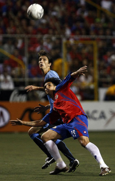 Bryan Ruiz (aufgewühlt, Costa Rica, vorn) und Alvaro Fernandez (...