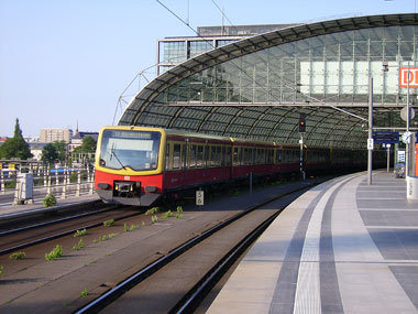 Wenn eine S-Bahn der Baureihe 481 eine Notbremsung durchführen m...