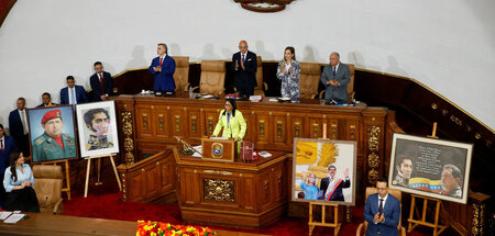 Chávez, Bolívar, Flores und Maduro immer noch dabei: Interimsprä...