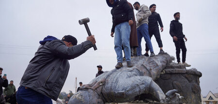 Die Statue einer Kämpferin der Syrischen Demokratischen Kräfte w... Die Statue einer Kämpferin der Syrischen Demokratischen Kräfte w...