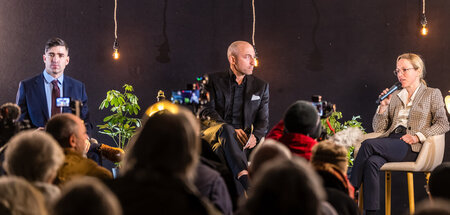 Martin Sellner (l.), Moderator Paul Brandenburg und Lena Kotré (... Martin Sellner (l.), Moderator Paul Brandenburg und Lena Kotré (...