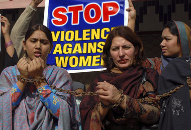Demonstration gegen die verbreitete Gewalt an Frauen im pakistan...