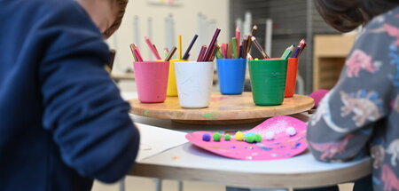 Alles muss man selber machen: Kinder basteln in einer Kita in Dü...