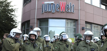 NPD-Junge Welt-Polizei - 17.06.2011 - Berlin - IMG_5355.jpg