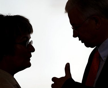 In der Grauzone: Hessens Ministerpräsident Roland Koch (CDU) mit...