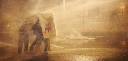 Demonstranten wehren sich gegen die staatliche Gewalt (Turin, 31...