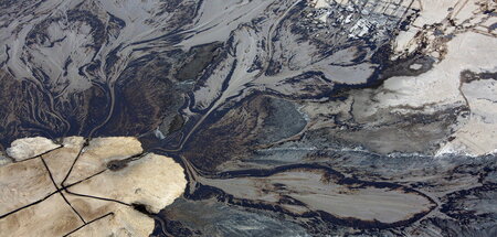 Ölsandabfälle in einem Absetzteich der Suncor-Teersandmine bei F...