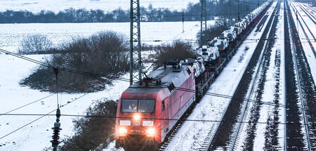 Ein Güterzug der Deutschen Bahn mit gepanzerten Bundeswehr-Trans...