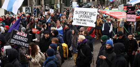 Demonstranten fordern auf einer Kundgebung in Berlin die fortwäh...