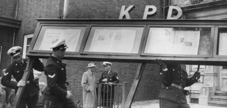Polizisten entfernen unmittelbar nach dem KPD-Verbot einen Schau...