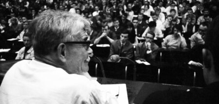 Wolfgang Abendroth bei einem Kongress des Sozialistischen Deutsc...