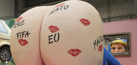 NATO aufm Arsch: Präsentation eines Wagens mit Trump als Motiv f...