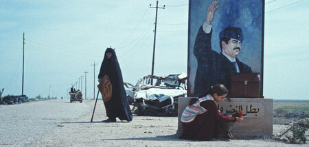 02_Bibi_und_Lamia_mit_Hahn_EinKuchenFuerDenPraesidenten Kopie.jp