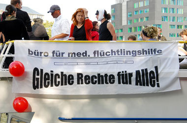 Solidarität mit Flüchtlingen und Migranten auf der Spree in Berl...