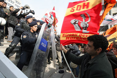 Auch in Ankara versuchte die Polizei, die Demonstranten zu stopp...
