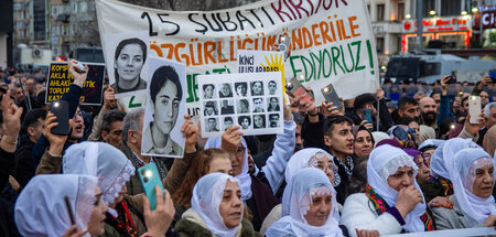 Am Jahrestag der Öcalan-Entführung fordern Demonstranten eine Am...