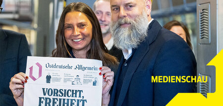 Silke und Holger Friedrich mit der ersten Ausgabe der Ostdeutsch...