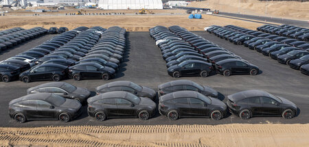 Eingestaubt vom märkischen Sand stehen unverkaufte Teslas an der...