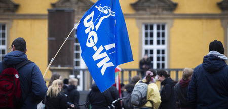 Flagge der DFG-VK auf einem Demozug gegen die Wehrpflicht (Osnab...