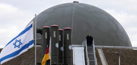 Davidstern und Eisernes Kreuz in trauter Zweisamkeit vor der Rad...