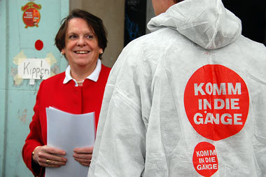 Hamburgs Kultursenatorin Karin von Welck im Gängeviertel Hamburgs Kultursenatorin Karin von Welck im Gängeviertel
