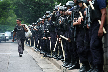 Die seit dem Putsch massive Präsenz von Polizei und Militär in H... Die seit dem Putsch massive Präsenz von Polizei und Militär in H...
