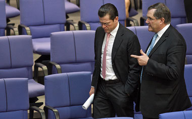 Weiter stramm auf Kriegskurs: Verteidigungsminister Guttenberg u...