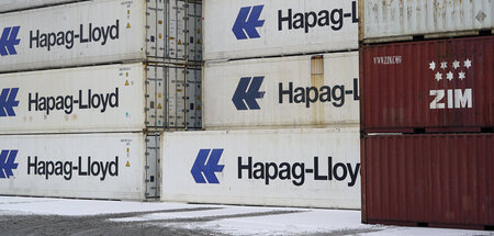 Container mit den Logos von Hapag-Lloyd und ZIM im Hamburger Haf...