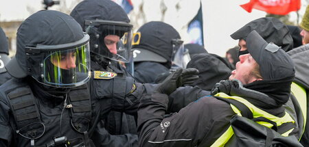 Rabiates Vorgehen: Polizeieinsatz gegen Blockaden des AfD-Bundes...