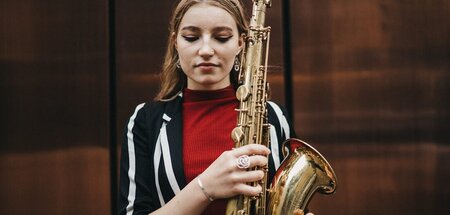 Ganz bei sich: Emma Rawicz und ihr Saxophon