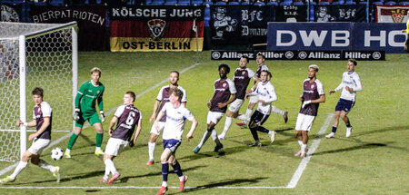 Das Runde muss ins Eckige. Aber am besten nicht ins eigene (Berl...