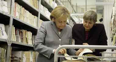 Schnüffeln in den »Stasi«-Papieren: Bundeskanzlerin Angela Merke...